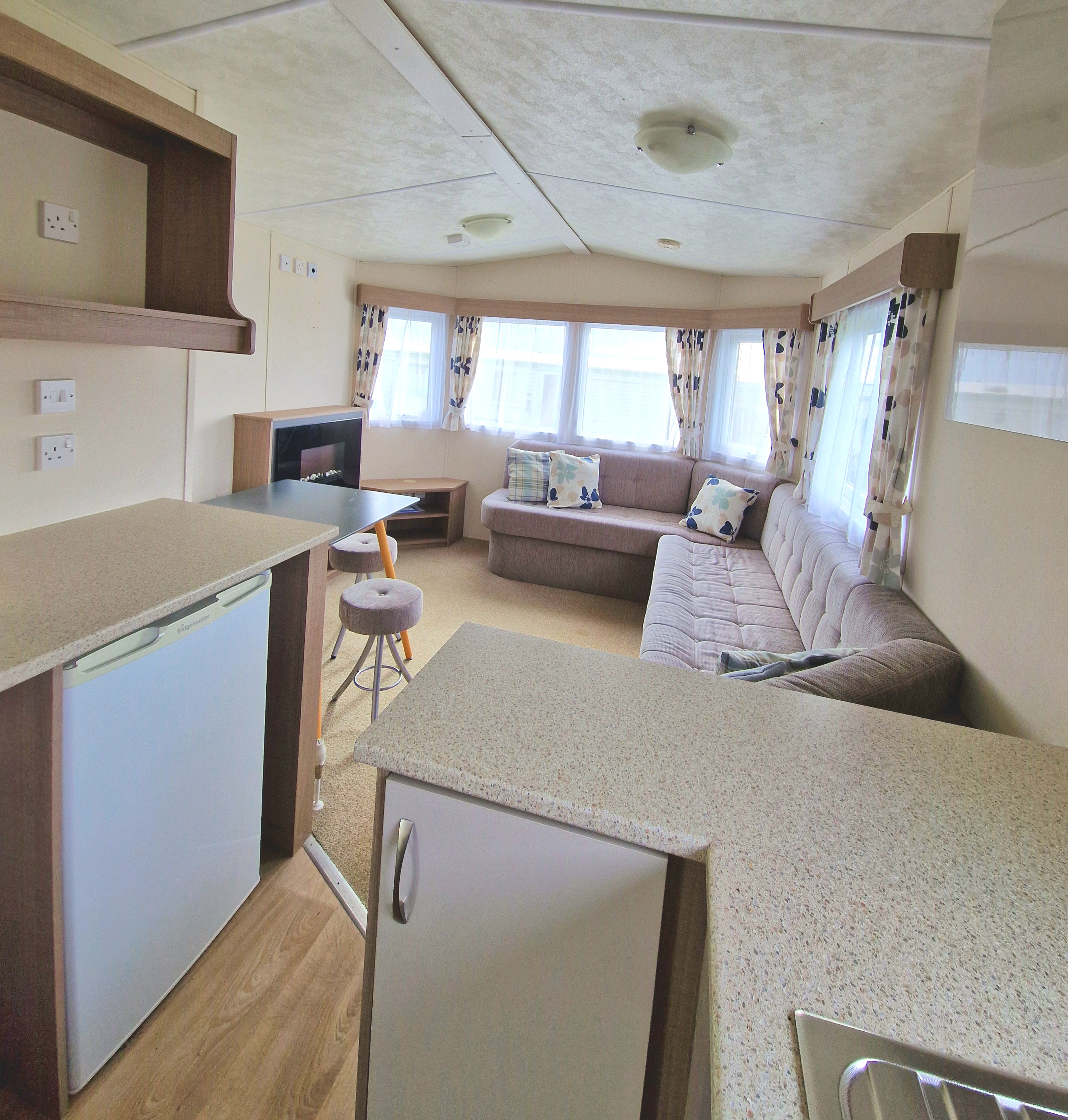 Holiday Rental Caravan No. 74 - Pet Friendly image 1